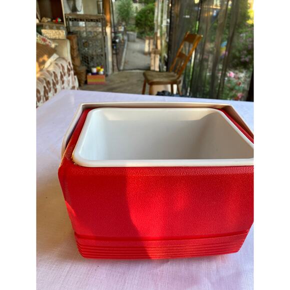 VTG Igloo Playmate Cooler red / white Lunch / 6 pack size USA Clean EUC - Picture 11 of 14